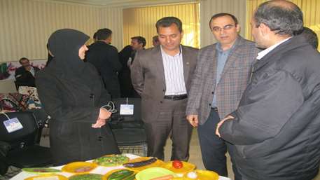  بازدید رییس بیمارستان 15 خرداد مهدیشهر از نمایشگاه توانمندی های داوطلبان سلامت